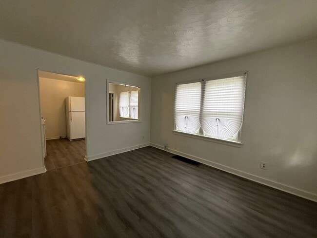 Building Photo - Freshly Renovated Bungalow in Home Park Area!