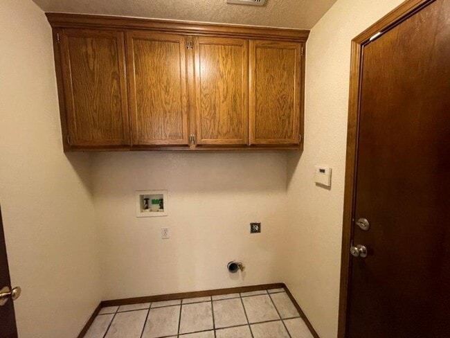Building Photo - New Paint! 3 beds, 2 full baths, 2 car garage home for rent in S. OKC and Moore schools!