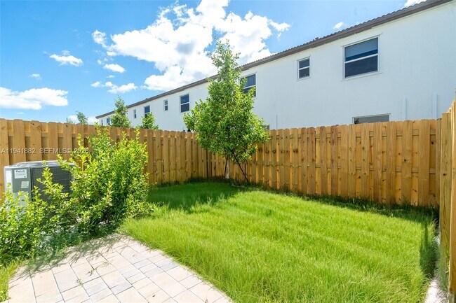 Building Photo - 2646 SE 27th Dr