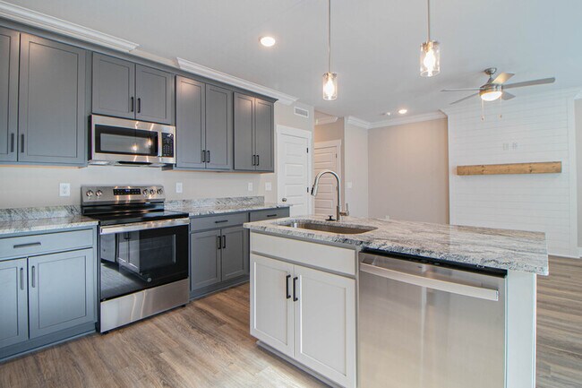 Building Photo - 166 Sango Dr