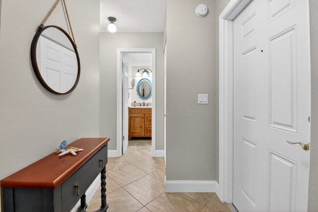 Building Photo - 18 Colonial Club Dr