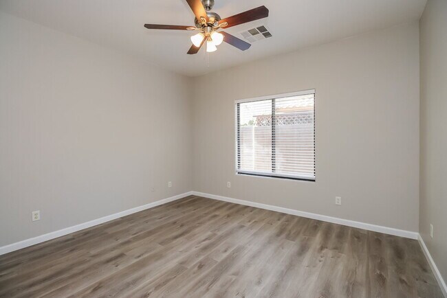 Building Photo - 2593 S Powell Rd