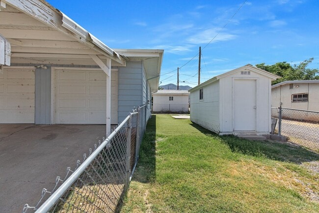 Building Photo - 3 Bedroom 2 Bath Conveniently Located House!