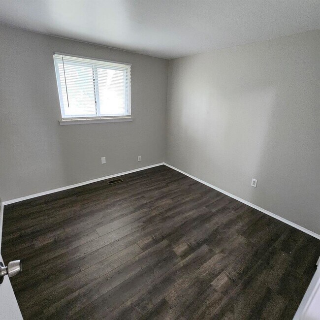 Building Photo - 4 bedroom, 2.5 bath, 2 car garage colonial...