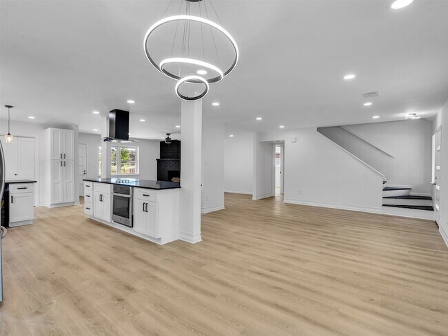 Building Photo - 16007 Diana Ln