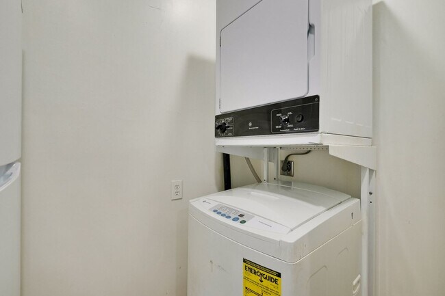 Building Photo - I Street