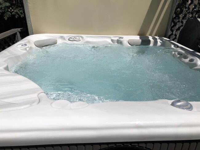 Building Photo - 1015 Forest Ave