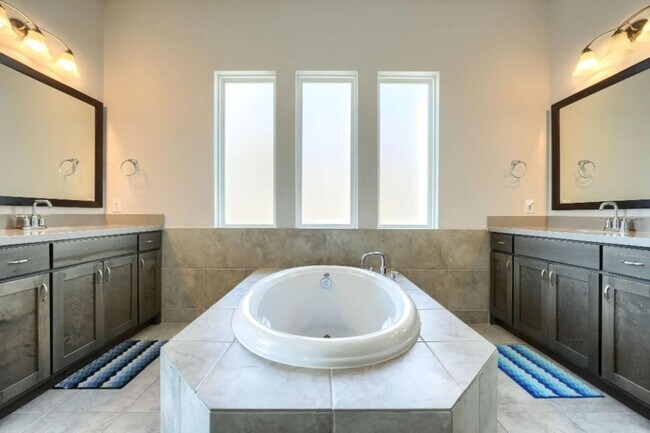 Building Photo - 16616 Sunnyland Dr