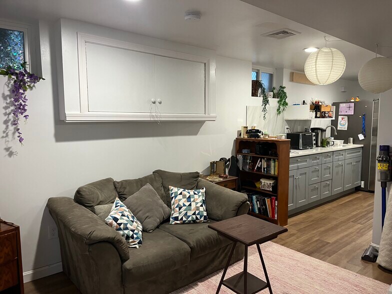 Additional living/eating area - 17 Hardwick St