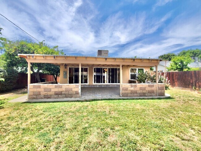 Building Photo - Beautiful 3-bedroom home in a quiet tree-lined street in Winnetka