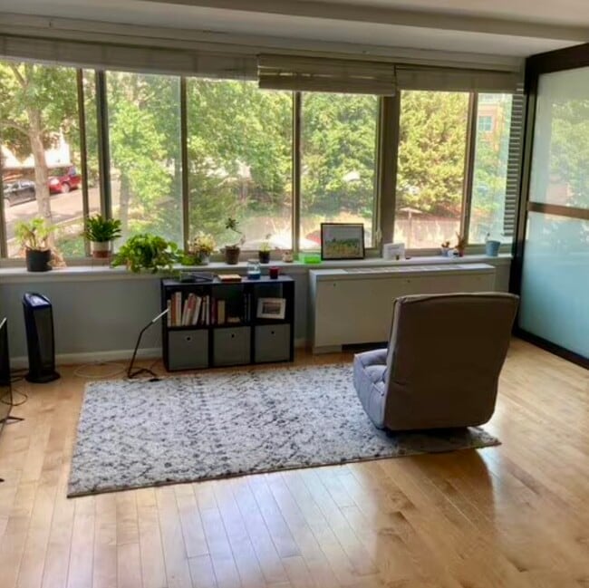 Building Photo - 1210 N Taft St