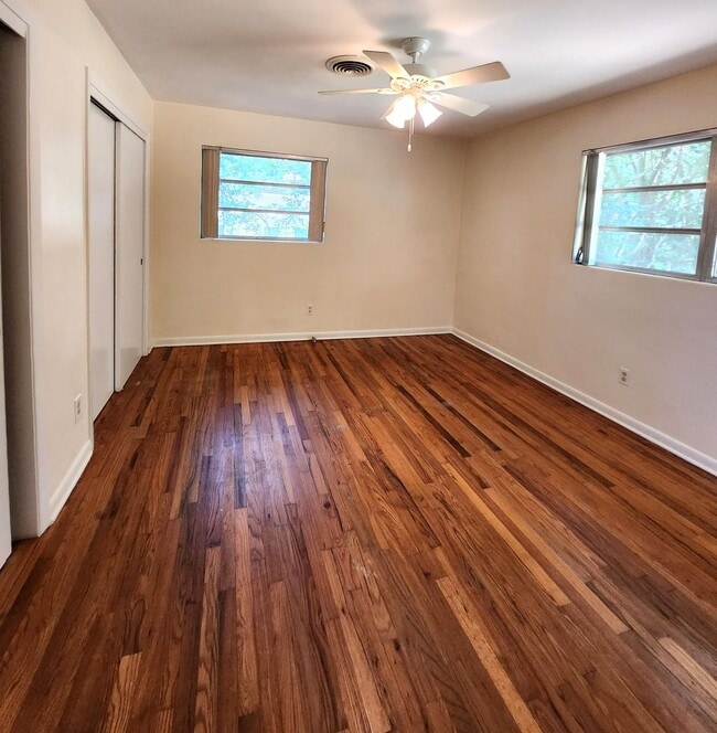 Building Photo - Charming 4 bedroom home for rent close to hospitals with wood floors. Available early August 2026...