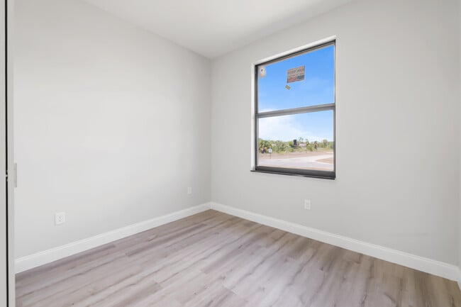 Building Photo - 8014 Mangrove Cir
