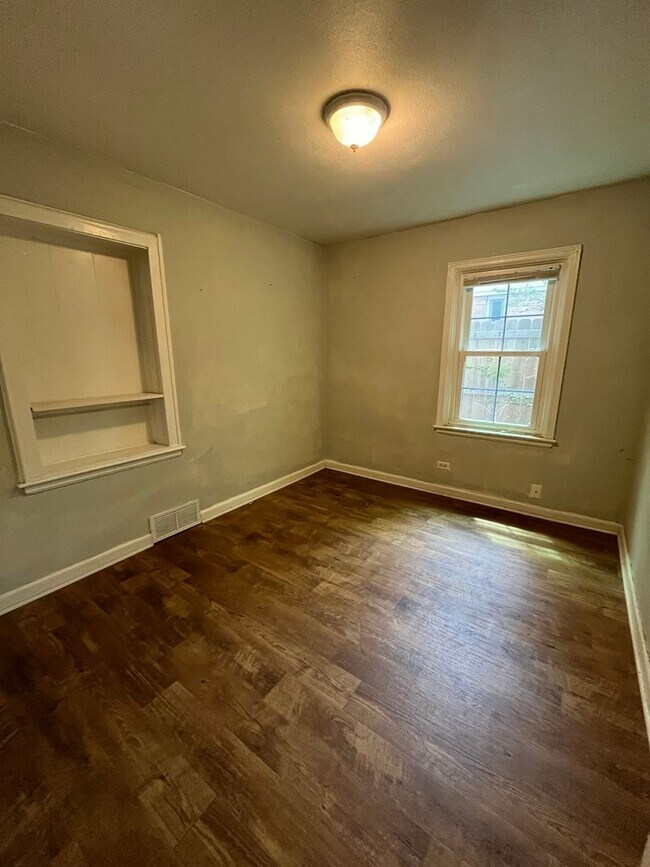 Building Photo - 3 Bedroom 1 Bathroom Ranch in East Denver!