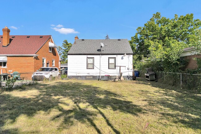 Building Photo - 18865 Fenelon St