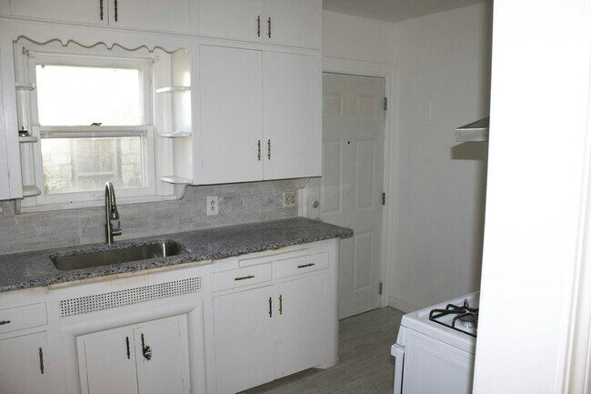 Building Photo - 2420 NE 25th St