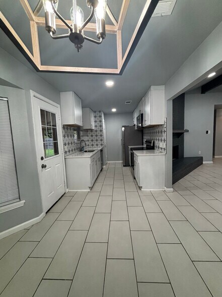 Building Photo - 1212 N Creek Dr