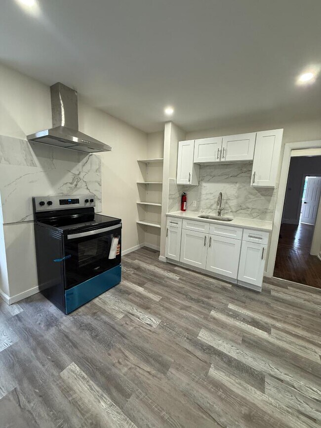 Building Photo - 161 6th Ave