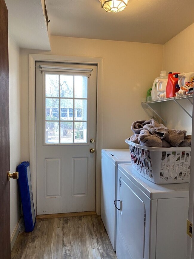 Building Photo - STUDENTS WELCOME! Spacious single-family home in the heart of Ft. Collins!