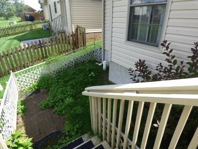 Building Photo - Beautiful 3 BR, 2 Bath Home, All Electric, Vaulted Ceilings, Walk-In Closets, Garage