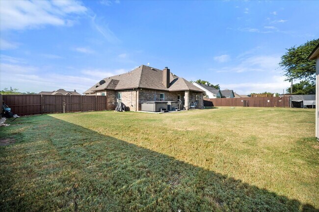 Building Photo - Stunning 3-bedroom, 2-bathroom home on an ...