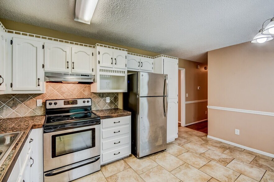 Building Photo - 5837 Janet Dr