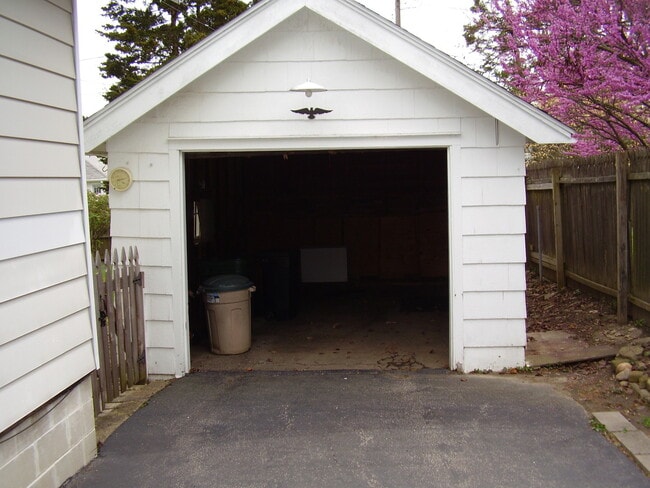 Building Photo - Great Location close to Clark Park!