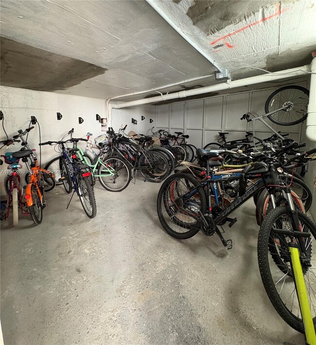 Building Photo - 2500 NE 135th St