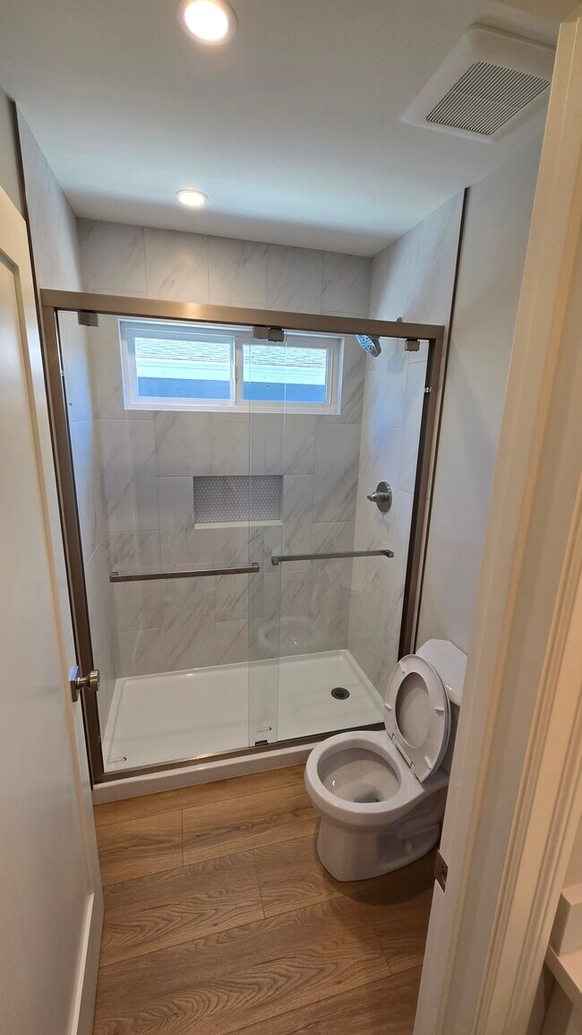 Back Bathroom - 740 Locust St