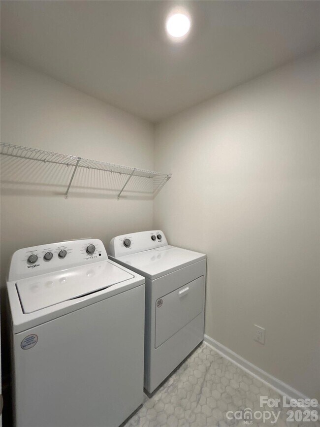 Building Photo - 1920 Vanderlyn St