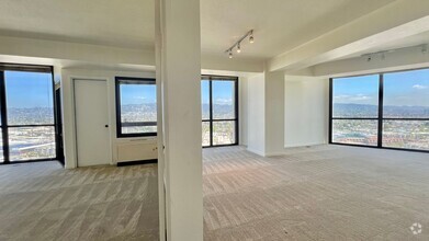 Building Photo - Prestigious top-floor unit  2 BR 2 BA, nes...