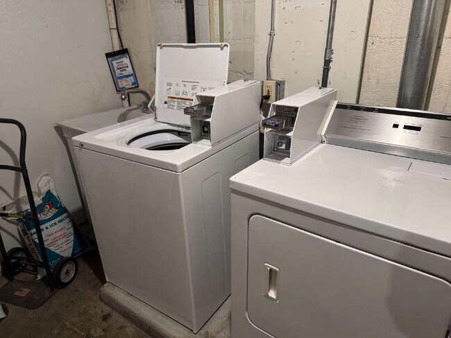 Building Photo - **HALF OFF Third Months Rent** 1 Bedroom in SW Portland - Johns Landing