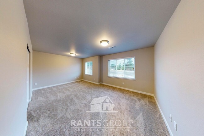 Building Photo - Easy freeway access! Newer subdivision!