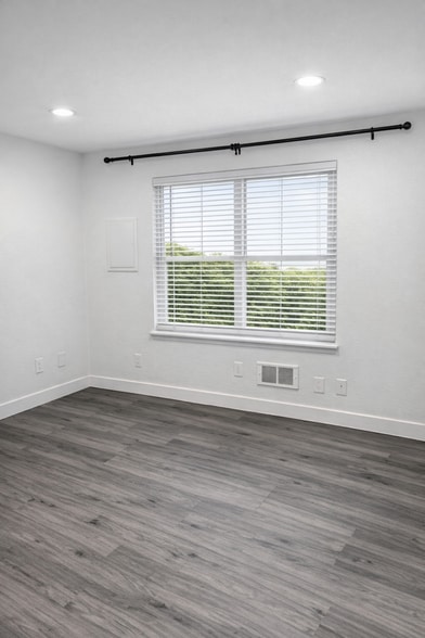 Building Photo - 4300 NE Sunset Blvd