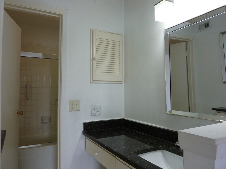 Building Photo - 8401 N New Braunfels Ave