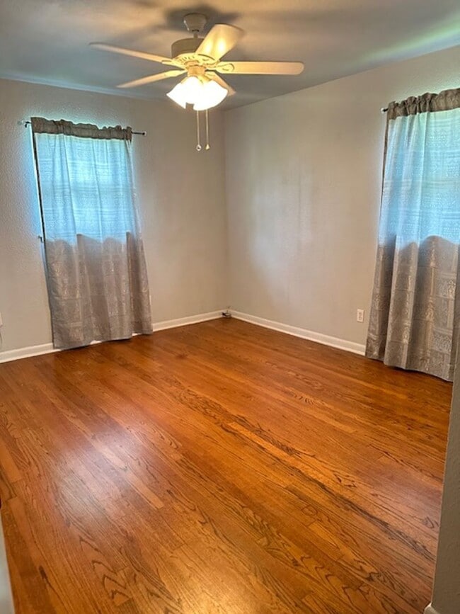 Building Photo - Harwood Floors - Granite Countertops - Mid...