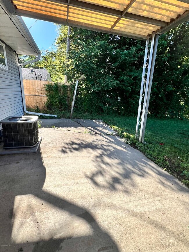 Building Photo - Nice S. Omaha House! 2 bed 1 bath, fully f...