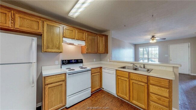 Building Photo - 1509 Hollowhill Drive Unit A