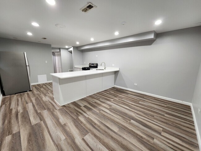 Building Photo - 1530 E 65th Pl
