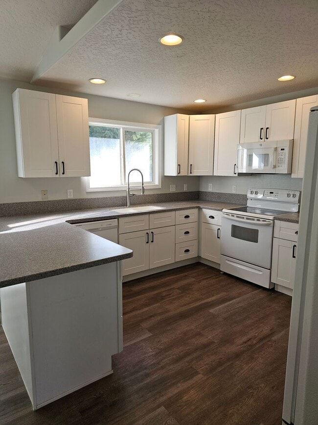 Building Photo - Updated Open Floor Plan in Nampa!