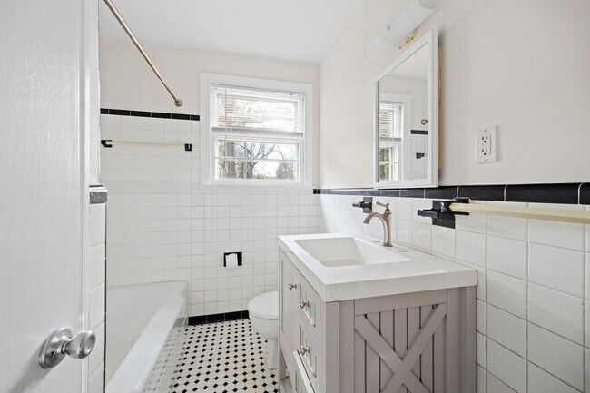 Building Photo - Stratford Hills Brick Ranch