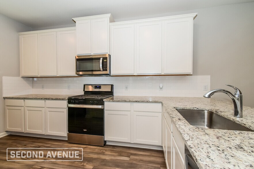 Building Photo - 2100 Jeanine Dr