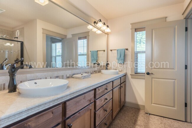 Building Photo - Charming SE Portland Craftsman