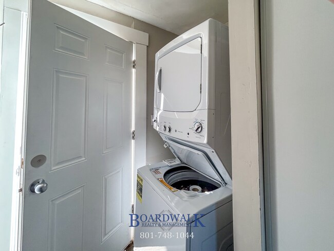 Building Photo - Spacious 4-Bed Home with In-Law