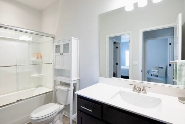 Building Photo - ONE MONTH FREE ON A 14 MONTH LEASE SPECIAL!! TOUR TODAY!