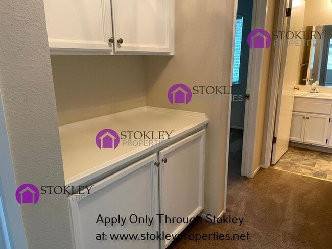 Building Photo - 1633 Lindbergh Dr