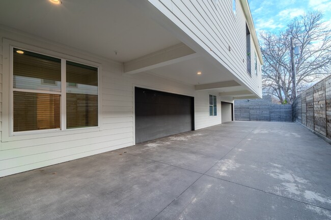 Building Photo - Stunning Newer Townhomes in Lakewood — Walk to Whole Foods, Trader Joe's & Lower Greenville