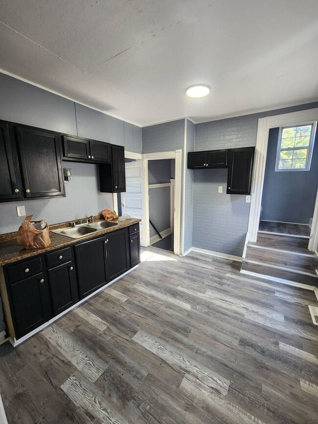 Building Photo - Charming 4-Bedroom Property in Prime Location (SECTION 8 VOUCHERS ACCEPTED)