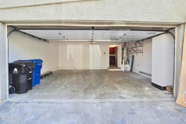 Building Photo - 11738 Moorpark St
