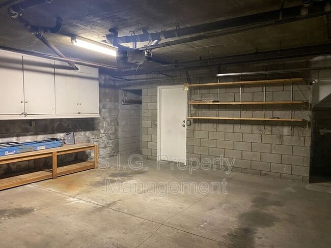 Building Photo - 522 E Maple St